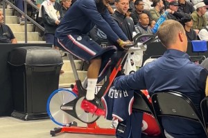 非常认真！比赛期间哈登在场边进行完整的单车训练