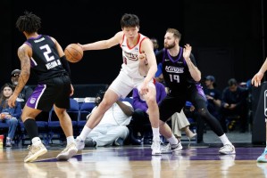 开云-杨瀚森20+7+2+2 混音不敌斯托克顿国王无缘西决