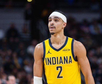 开云-差点晃倒！内姆哈德撤步晃出普理查德两米远命中三分球