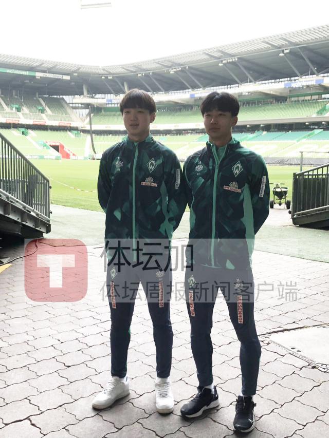 1691339775907053148.jpg 李贤成、王博文在云达不莱梅主场合影.jpg