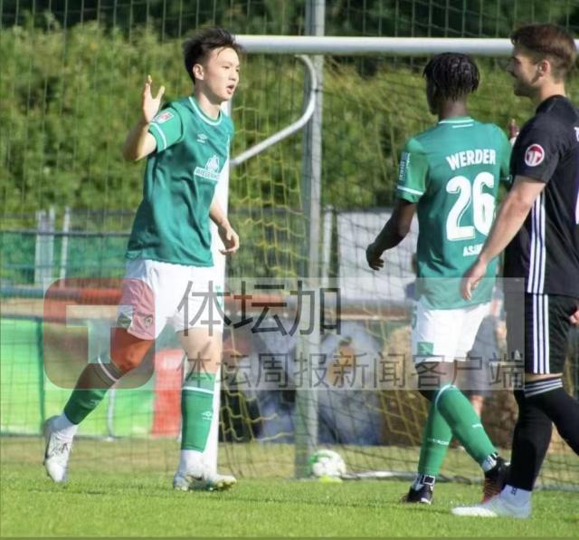 1691339870613074853.jpg 王博文进球后与队友庆祝.jpg