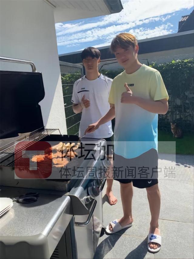 1691339880710098636.jpg 王博文与李贤成一起在准备烧烤.jpg